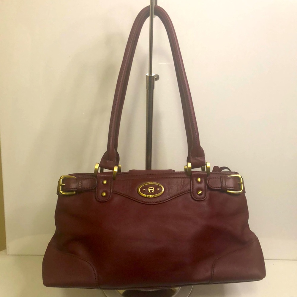 ETIENNE AIGNER VINTAGE leather burgundy colored shoulder bag. Gold hardware.